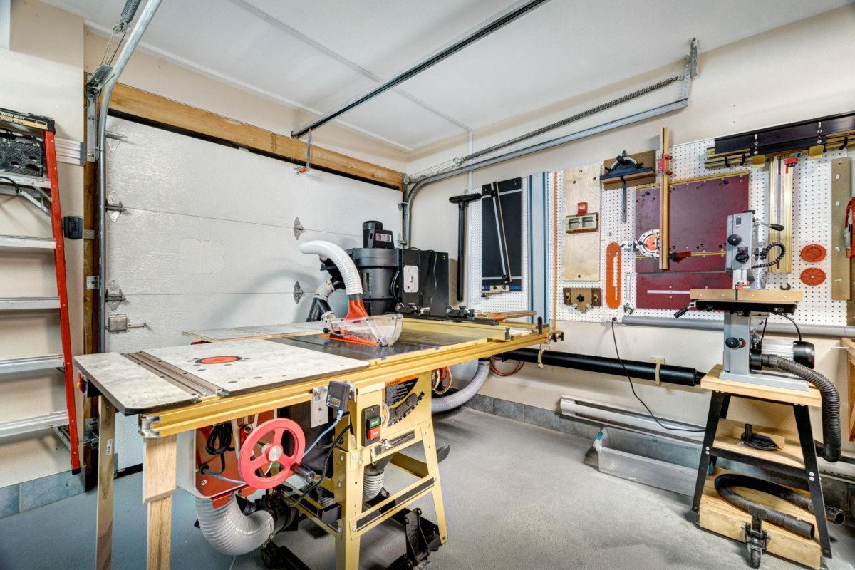 Tischkreissäge in kleiner Werkstatt