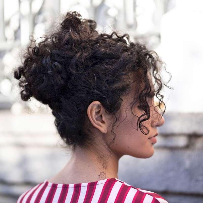 Messy Bun mit Locken