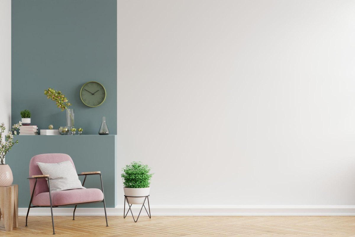 Minimalistische weiße Wand mit Farbe