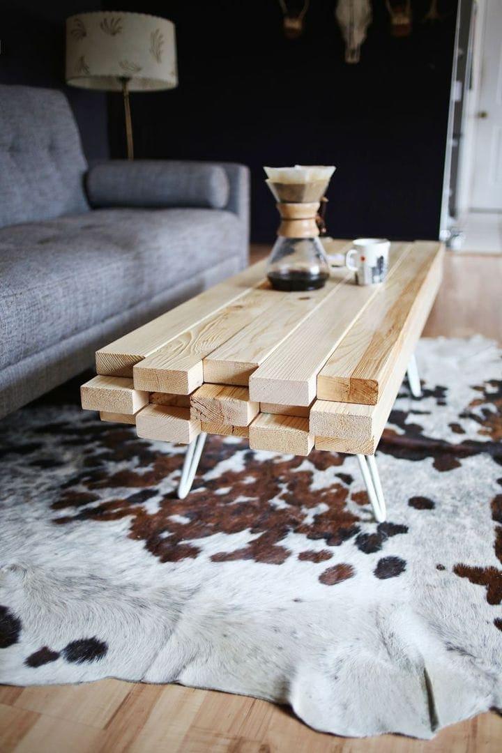 Moderner Couchtisch aus Holzbohlen