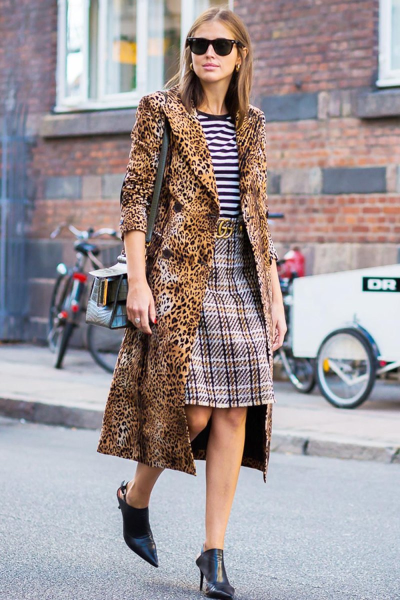 Streetstyle mit gestreiftem Oberteil, kariertem Blazer und Animal-Print-Accessoire