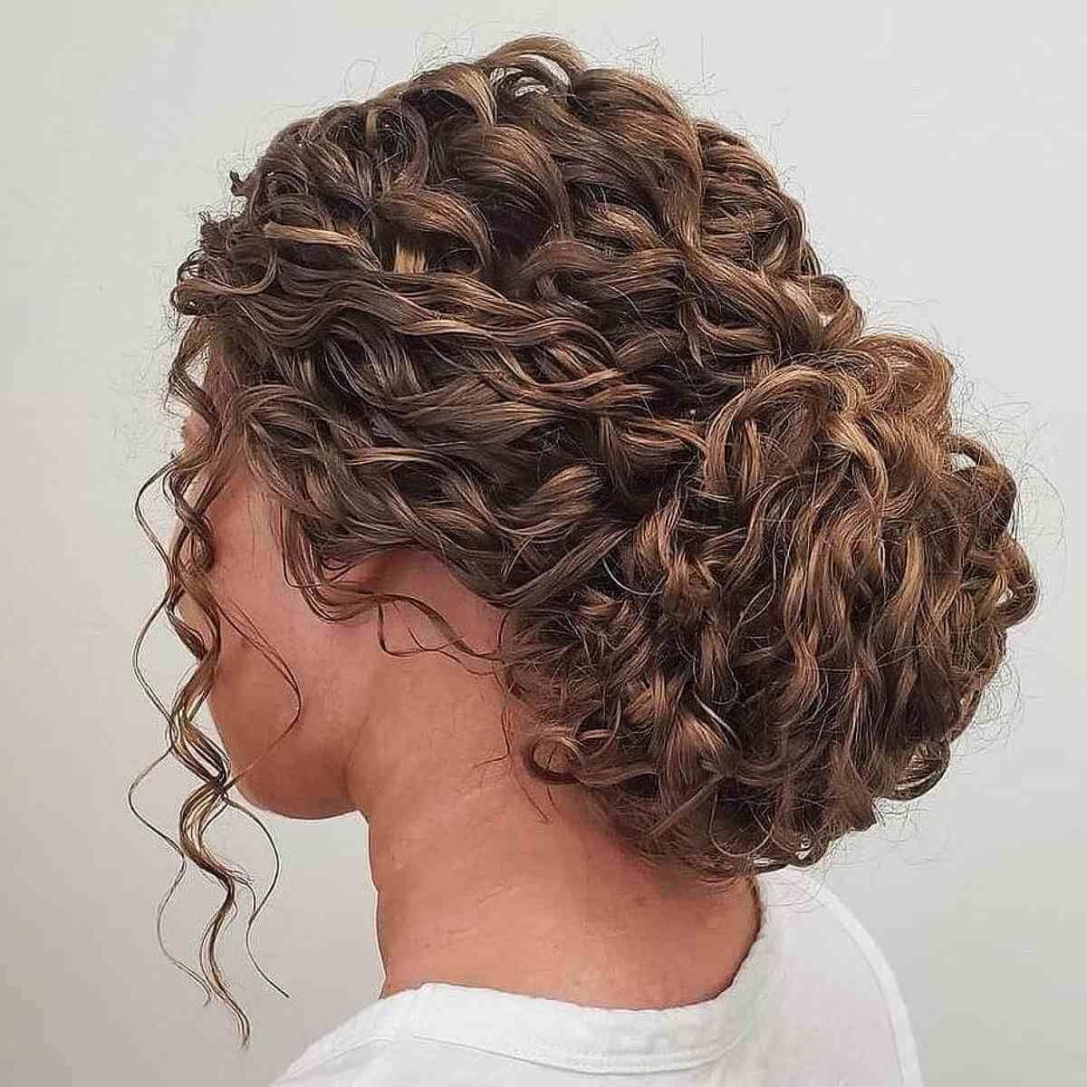 Niedriger Chignon mit Locken