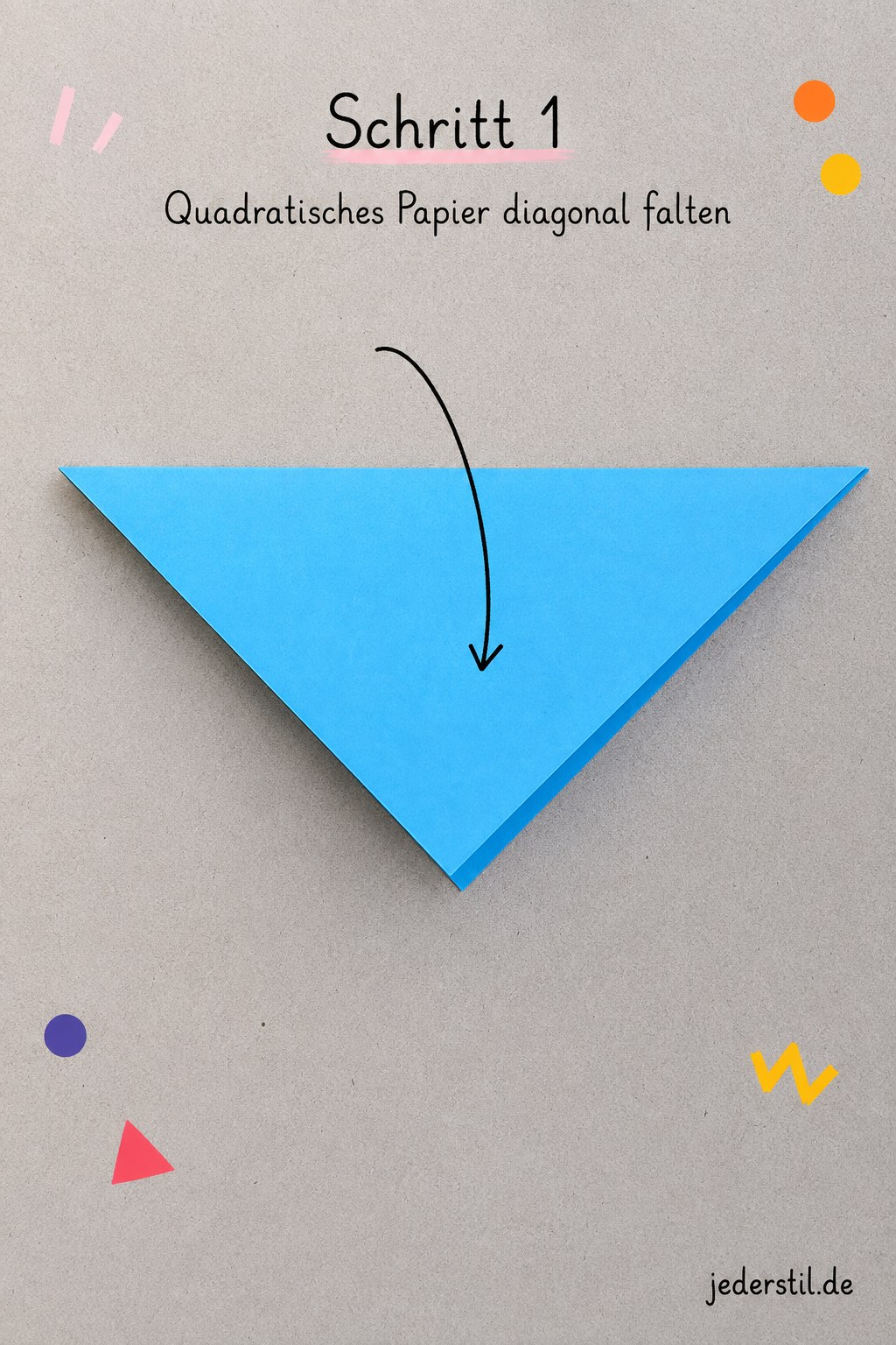 Quadratisches Papier wird beim Origami Lesezeichen Ecke falten diagonal zum blauen Dreieck gefaltet