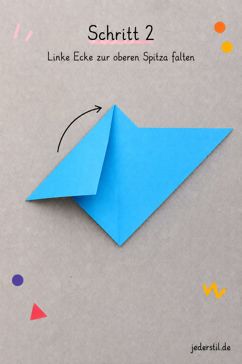Beim Origami Lesezeichen Ecke falten wandert die linke Spitze des Dreiecks nach oben zur Mitte