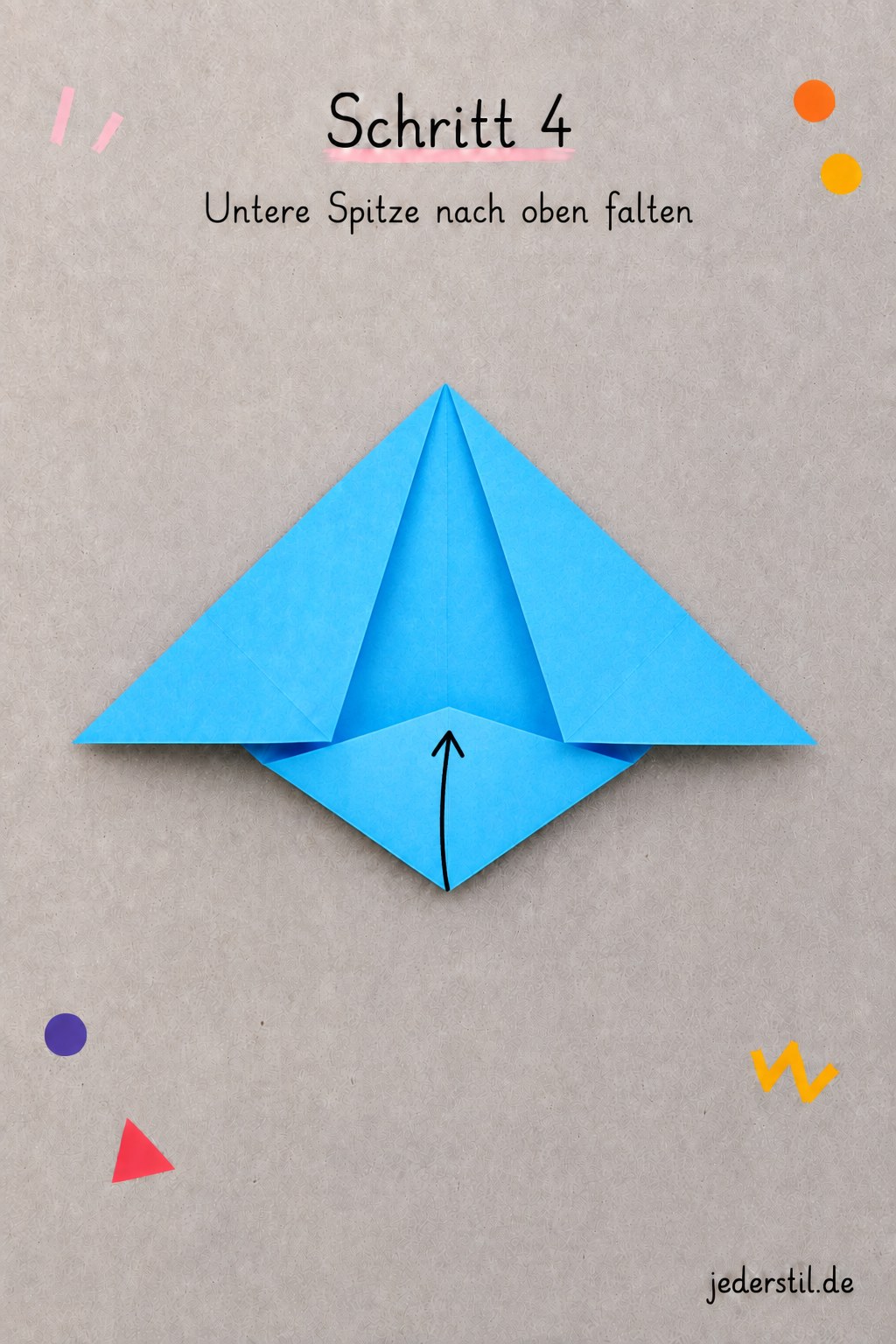 Untere Spitze klappt beim Origami Lesezeichen Ecke falten nach oben in die kleine Papiertasche