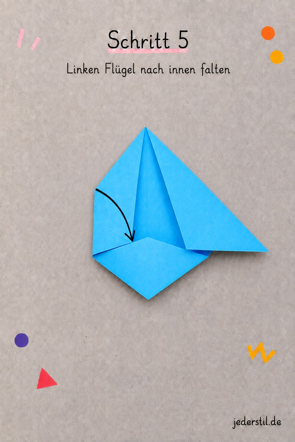 Linker Flügel wird diagonal nach innen gefaltet, ein zentraler Schritt der Origami Ecke