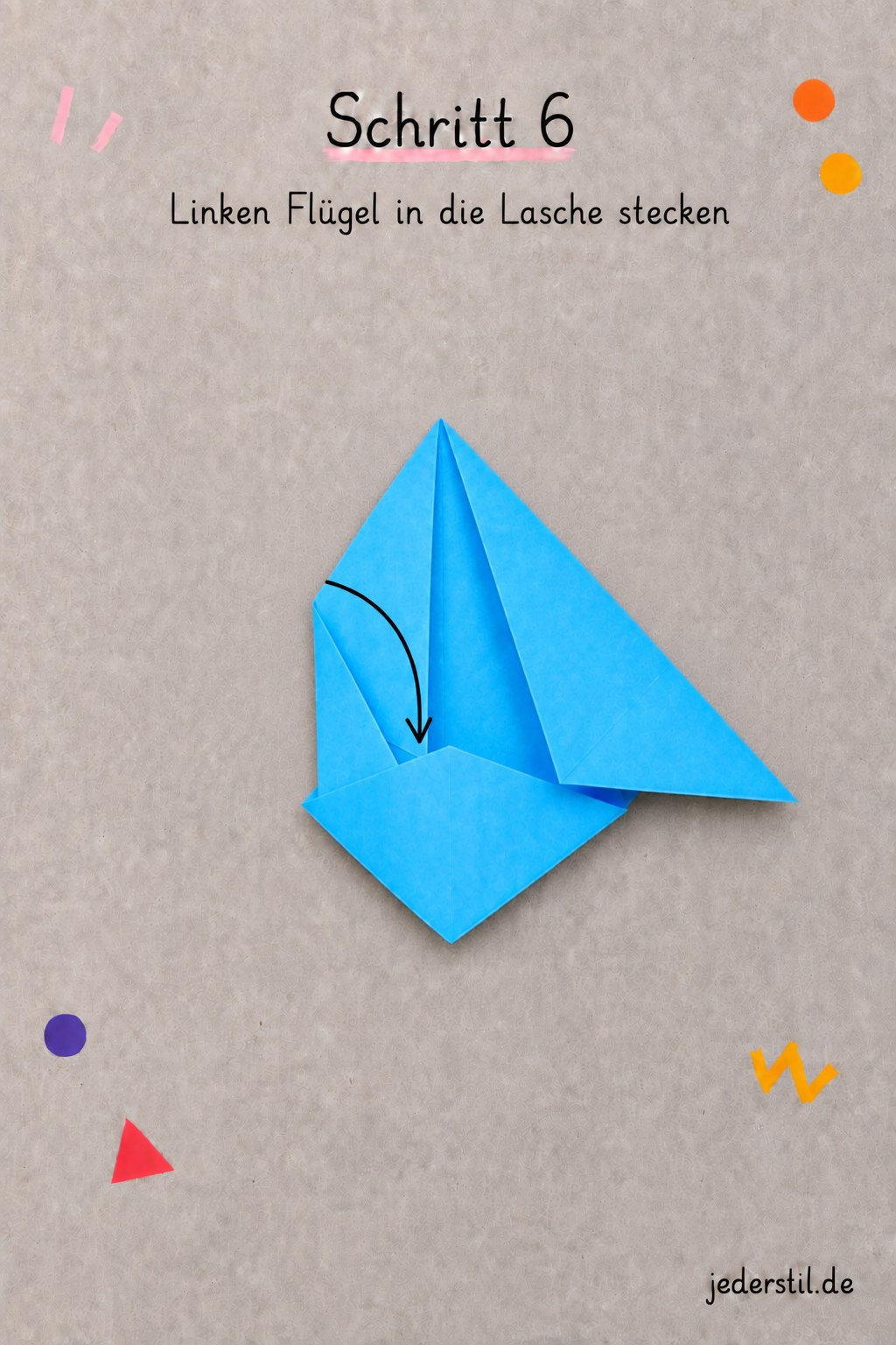 Linker Flügel wird in die Papierlasche gesteckt, damit die Origami Lesezeichen Ecke fest sitzt
