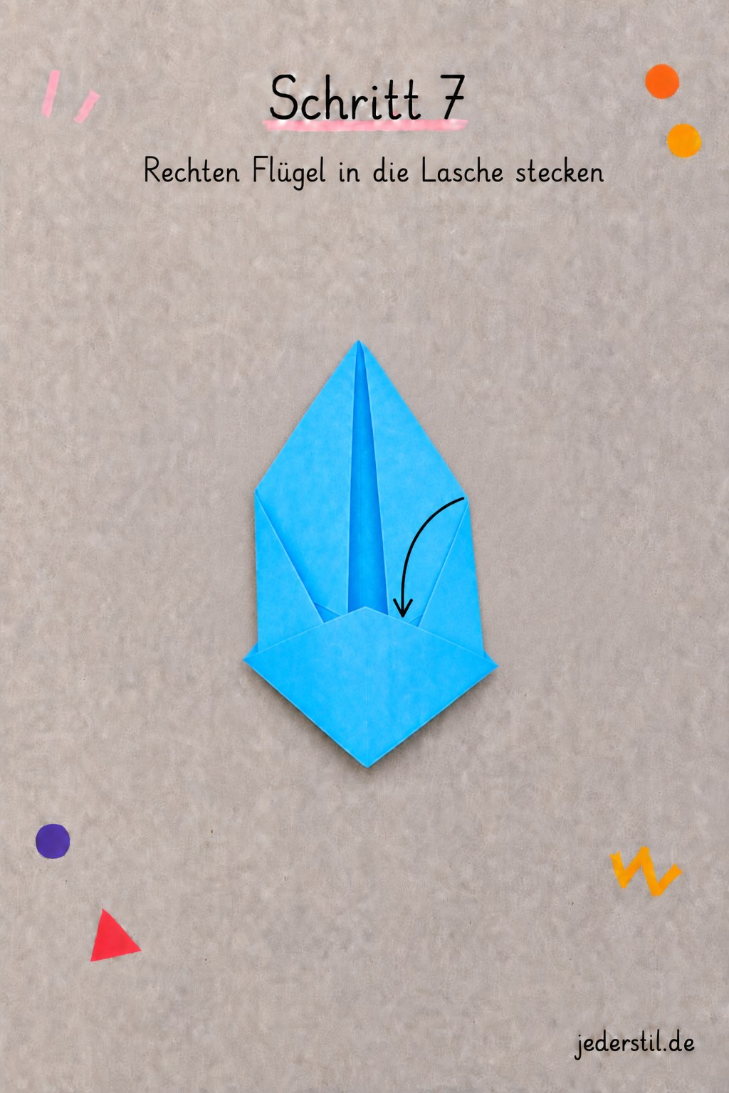 Rechter Flügel wandert in die Lasche und schließt die Origami Lesezeichen Ecke endgültig