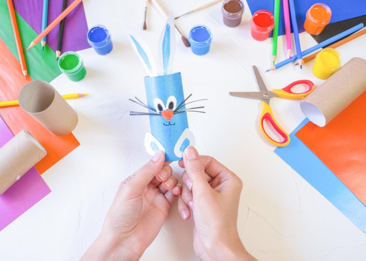 Osterhasen aus Papierrollen basteln