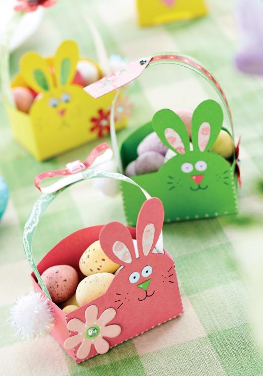 Kinder basteln Osterkörbchen aus Karton