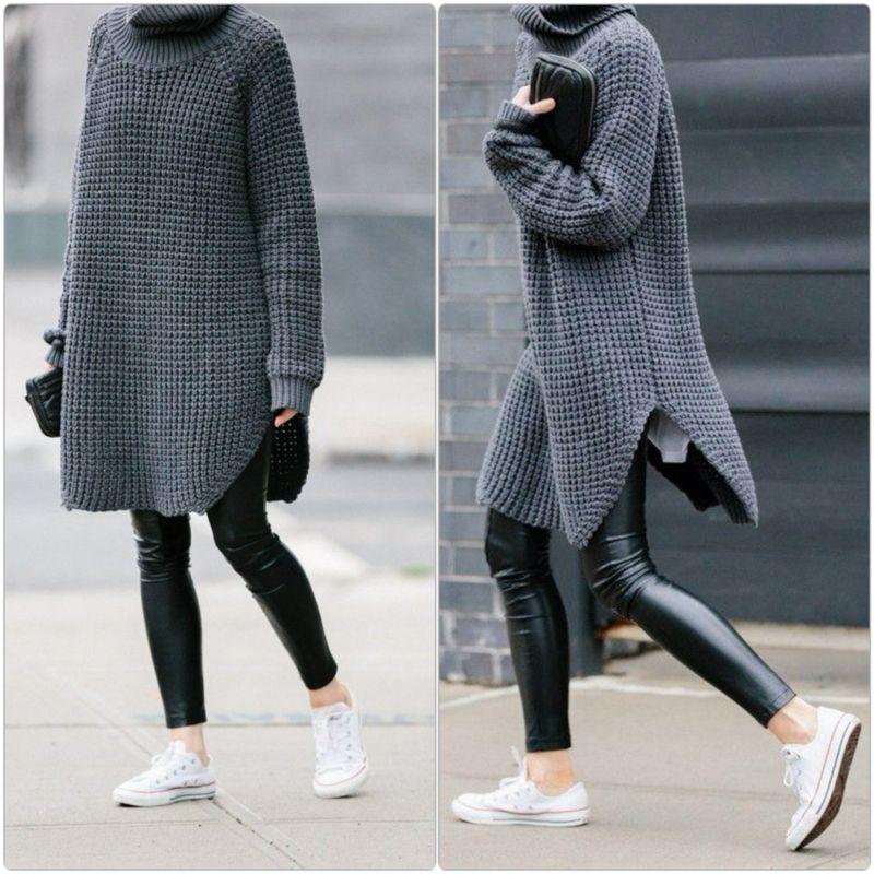 Grauer Oversize-Strickpullover mit schwarzen Leggings und Sneakern
