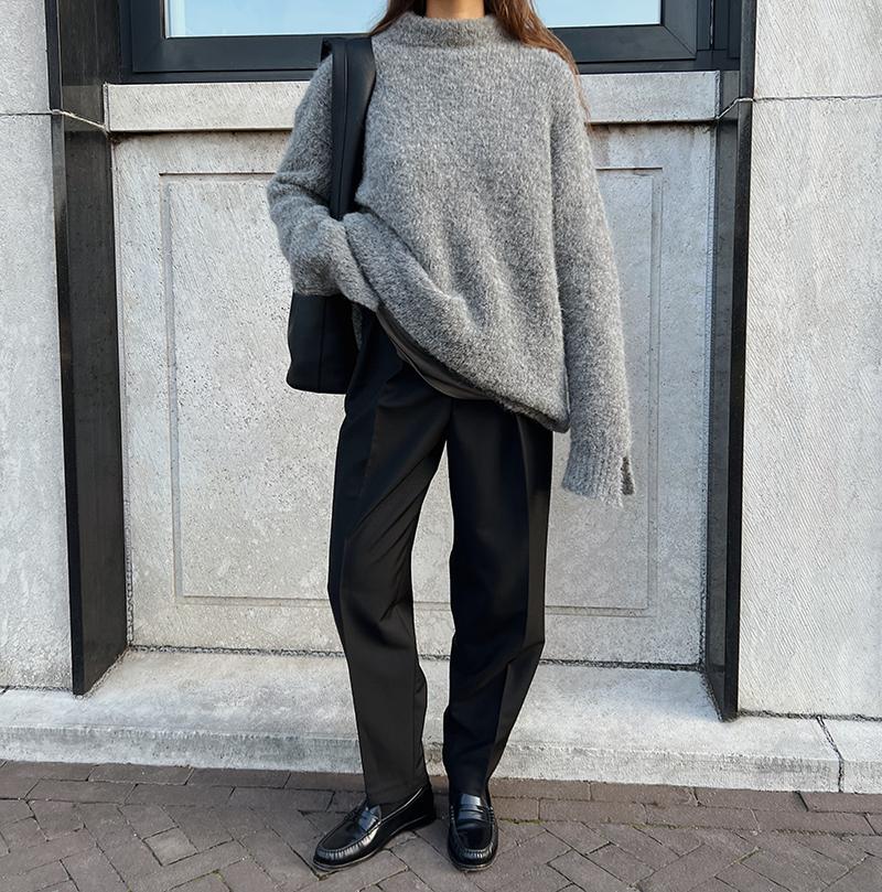 Oversize-Strickpullover mit gerader Stoffhose in neutralen Tönen