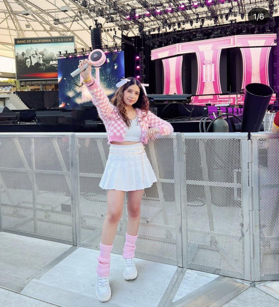 Pastellfarbenes K-Pop Outfit