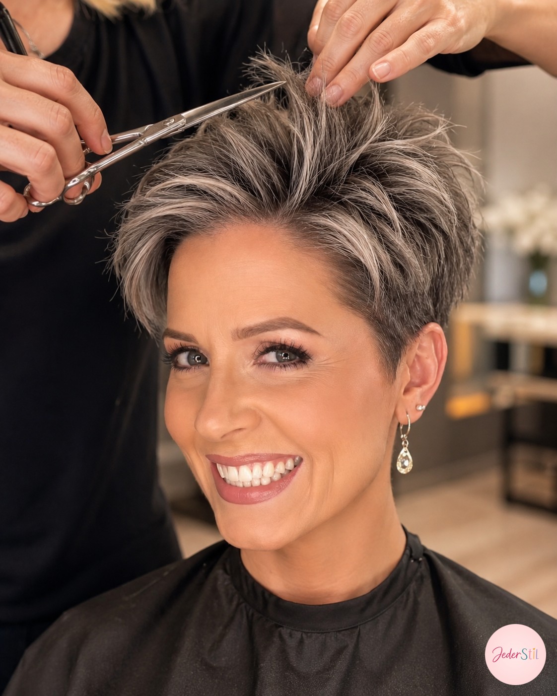 Point-Cutting-Schere formt weiche Stufen im Top für den finalen Pixie Bob grau meliert.