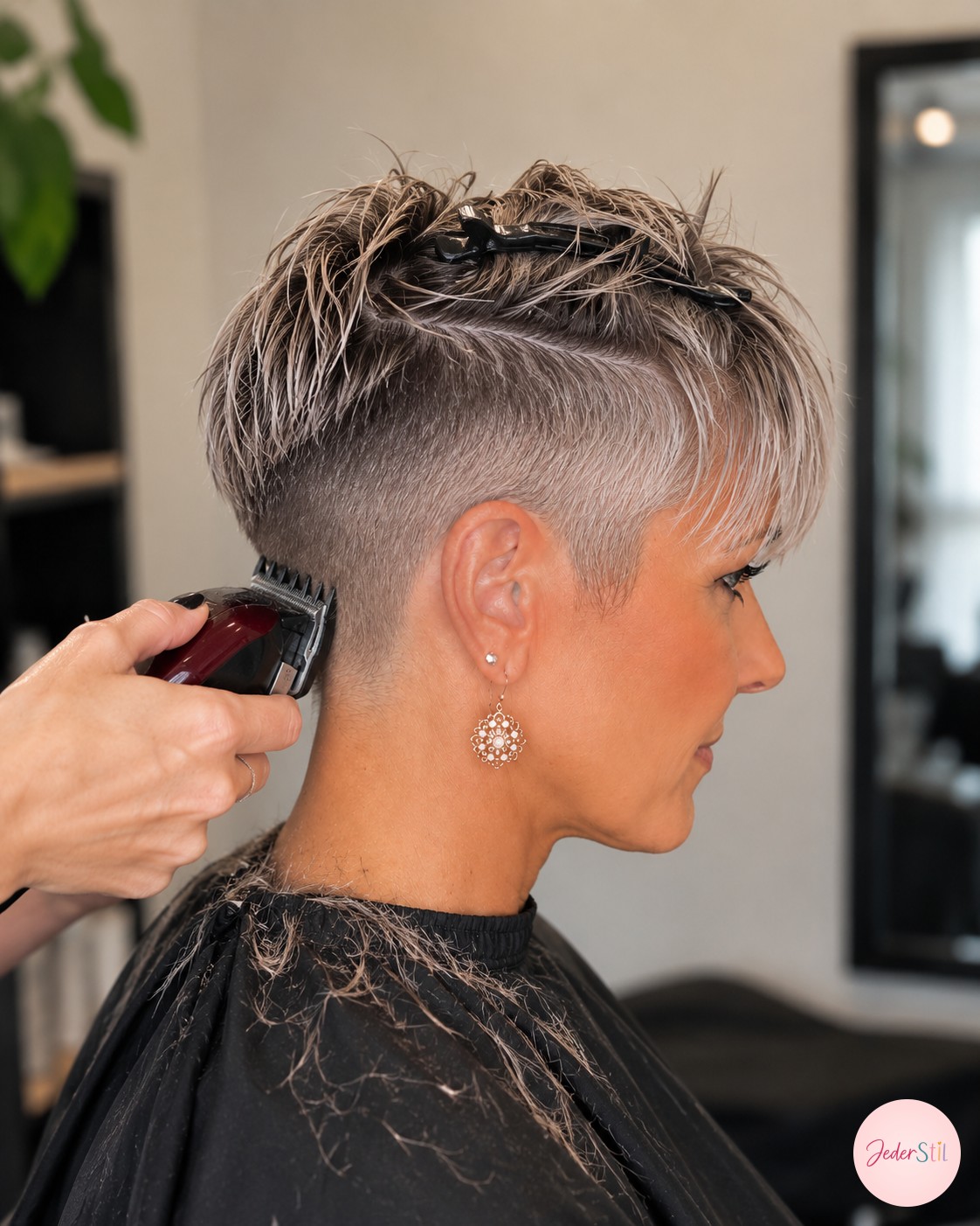 Effilierschere schneidet feine Textur in den Oberkopf für den frischen Pixie Cut graue Haare.