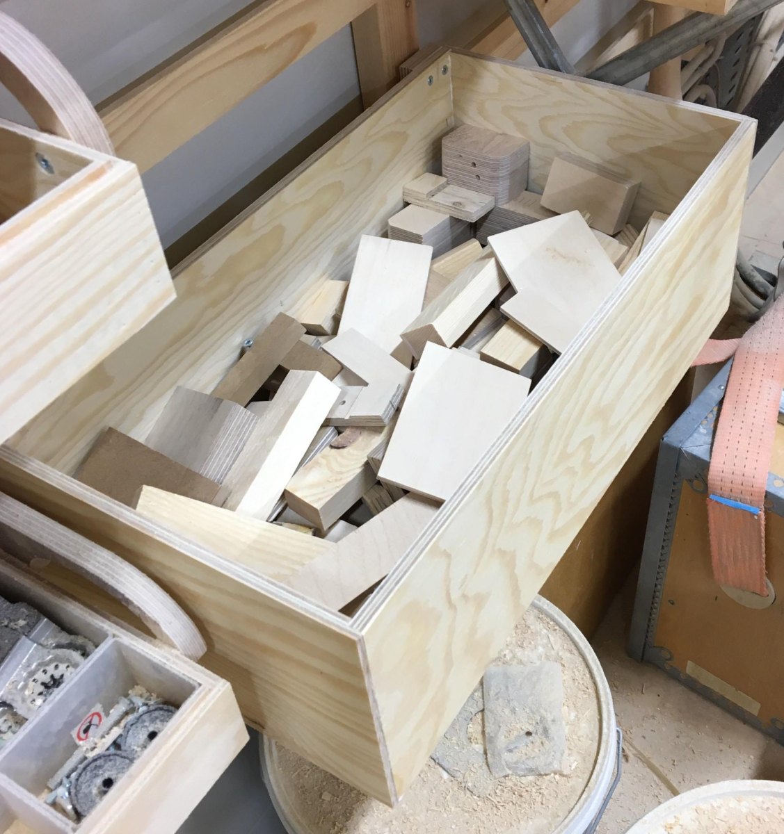 Holzboxen mit Reststücken