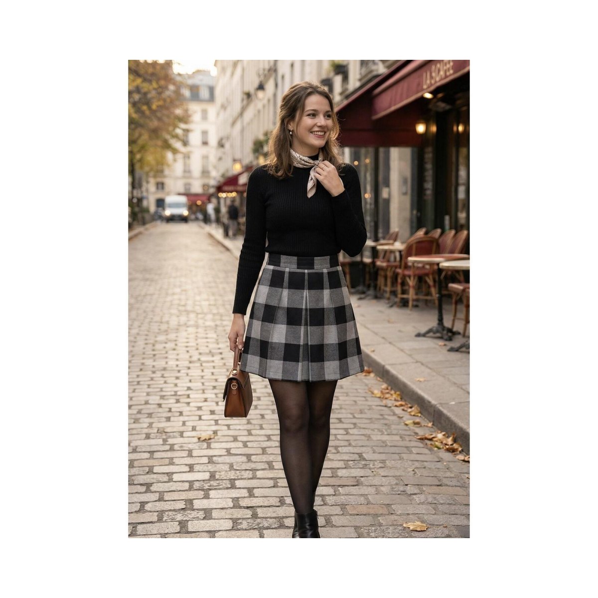 Karierter Minirock mit schwarzem Pullover und blickdichter Strumpfhose