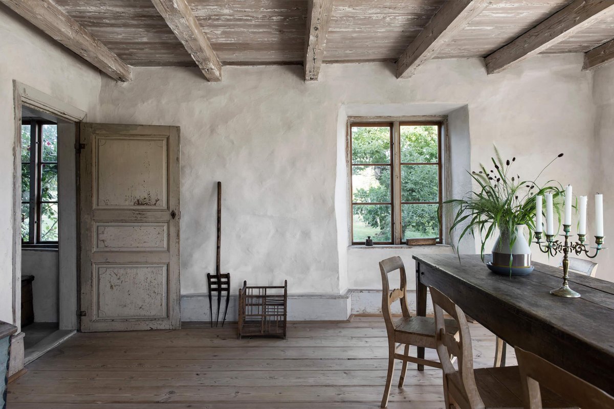 Rustikale Landhauswand mit Kreidefarbe