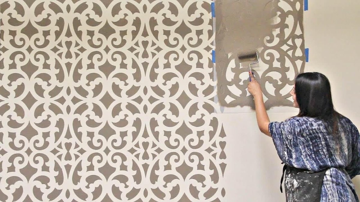 Elegante Wand mit Schablonenmuster