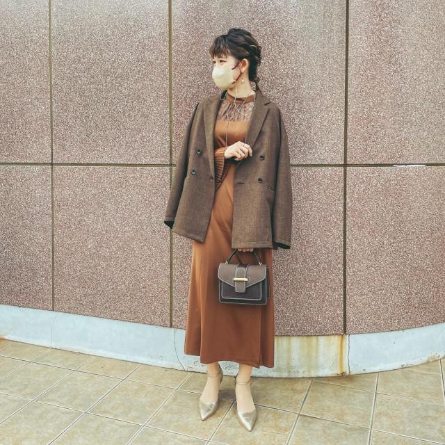 Herbstliches Hochzeitsgast-Outfit mit rostbraunem Midikleid