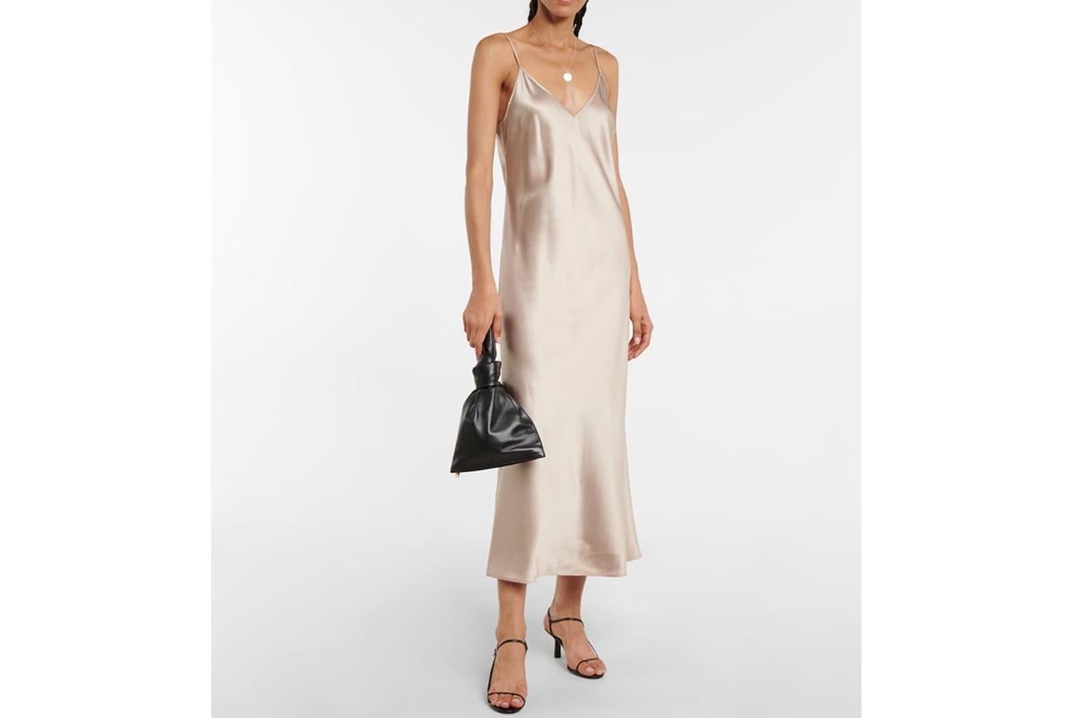 Minimalistisches Satinkleid mit dezentem Schmuck als Hochzeitsoutfit