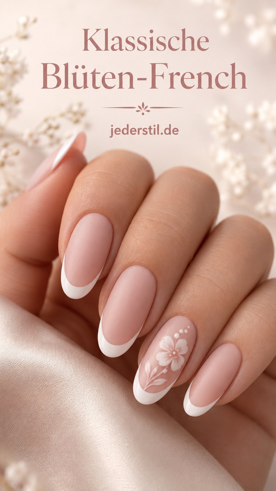 Klassische Blüten-French Nägel 2026 in mattem Nude mit weißer Spitze und Akzentblüte