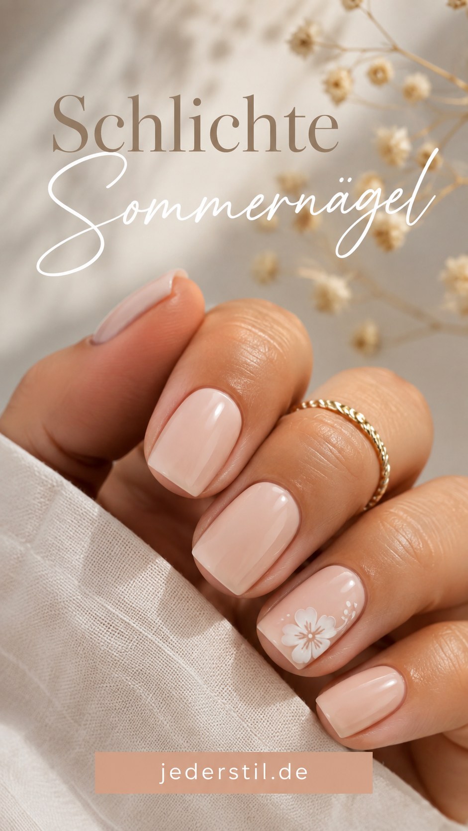Schlichte Sommer Nägel 2026 in Nude mit kurzer Form und einer zarten weißen Blüte