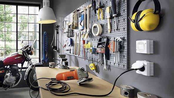 Steckdosen in Werkstatt Garage