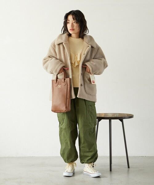 Cremefarbene Teddyjacke mit olivgrüner Cargo-Hose