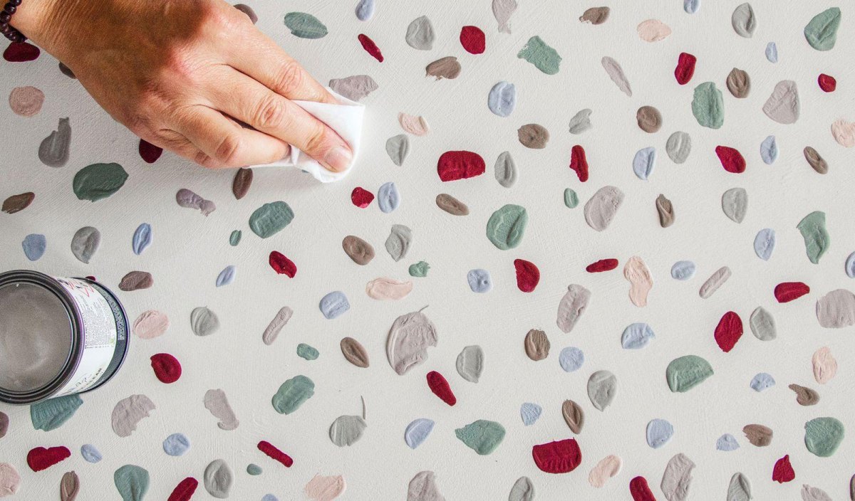 Terrazzo Muster auf gestrichener Wand