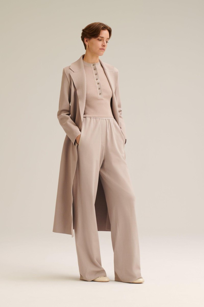 Ton-in-Ton-Look mit cremefarbenem Strickpullover und beigefarbener Hose