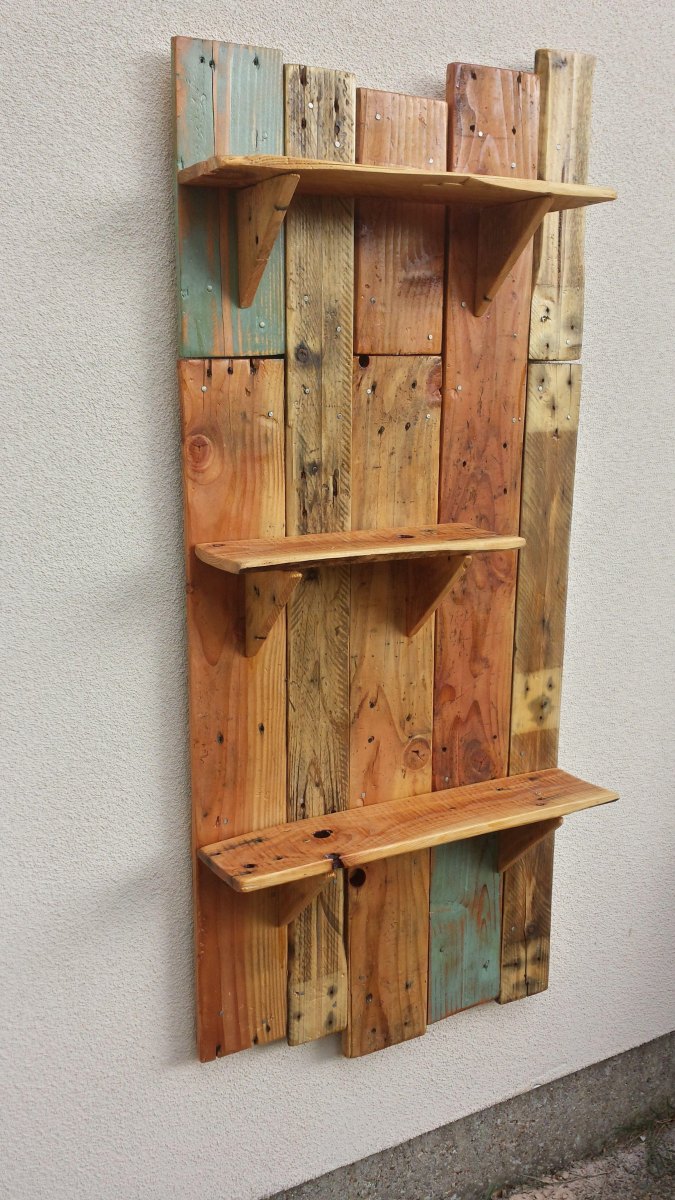 Upcycling Wandregal aus alten Materialien