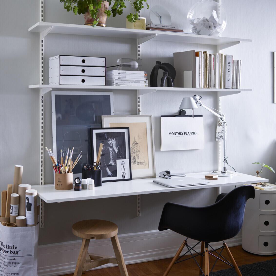 Arbeitszimmer mit Wandregalsystem