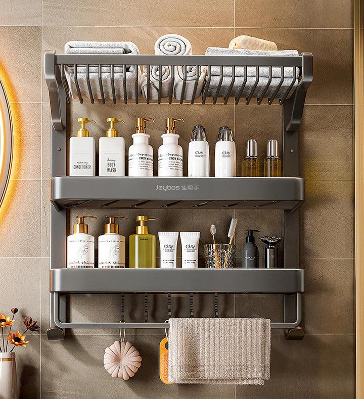 Badezimmer mit Wandablagen