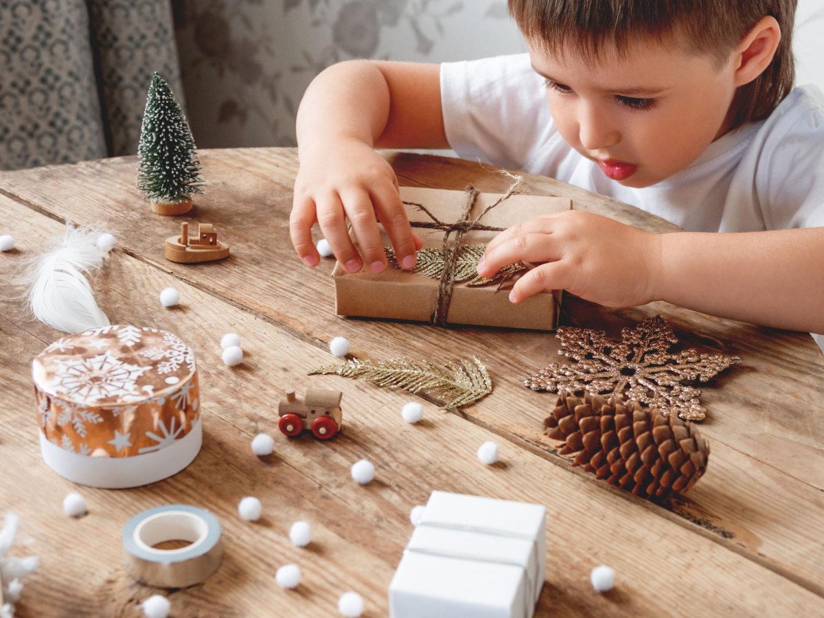 Geschenke verpacken Kinder Weihnachten