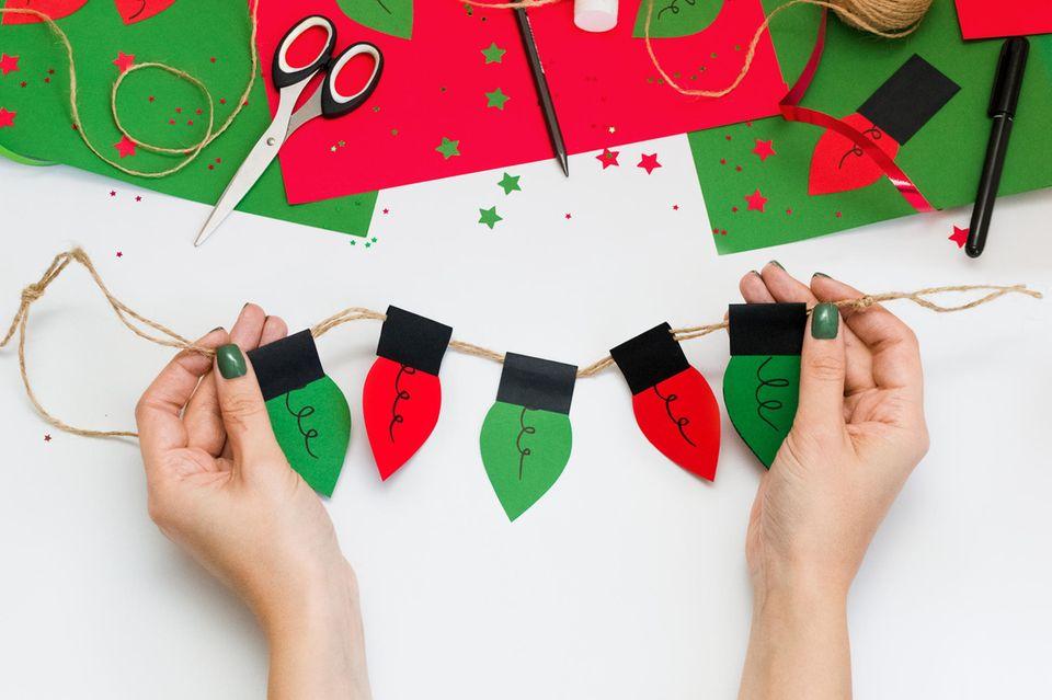 Kinder basteln Weihnachtsgirlande