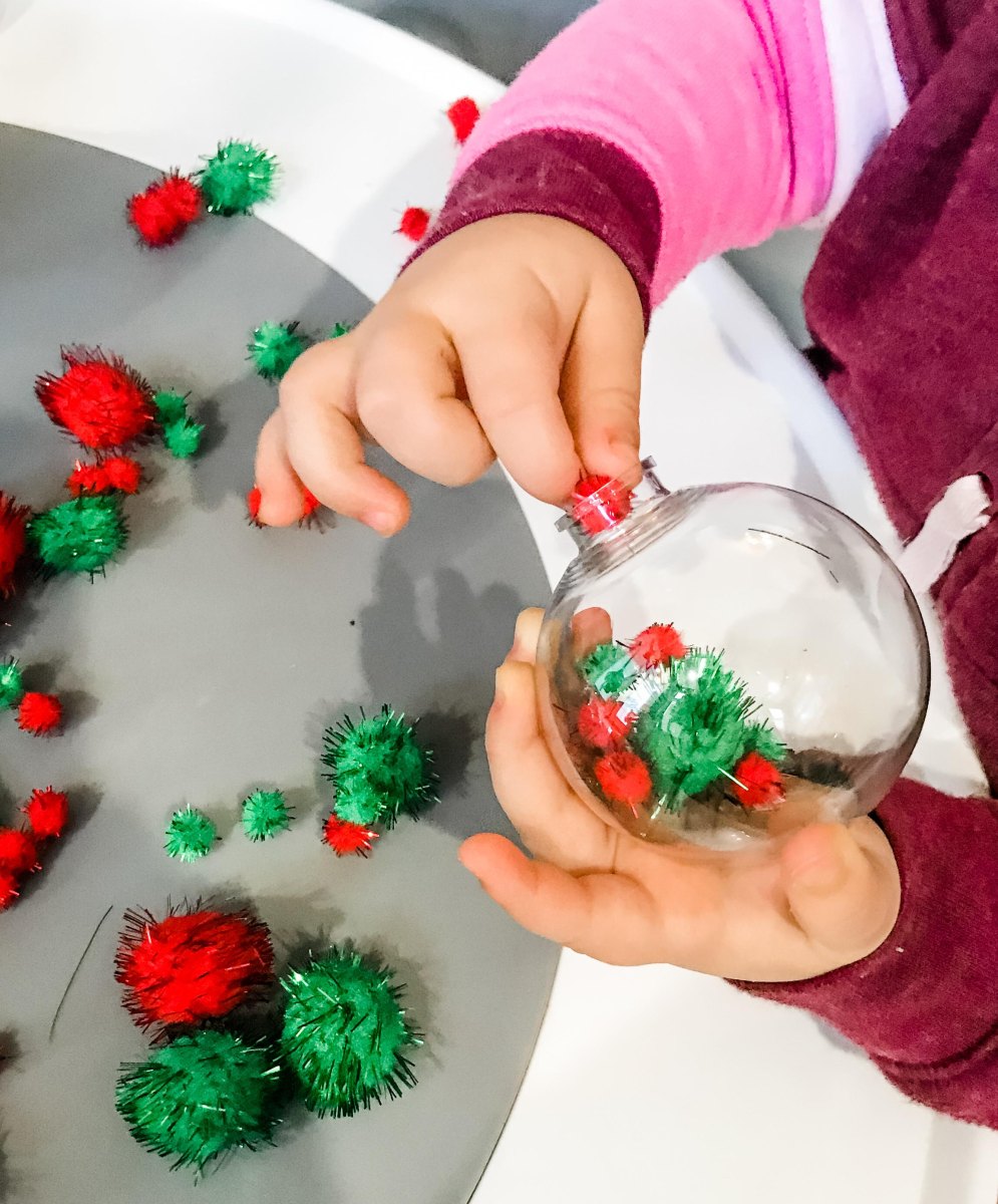 Weihnachtskugeln dekorieren Kinder