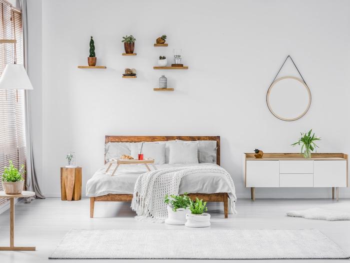 Weißes Schlafzimmer mit Holz