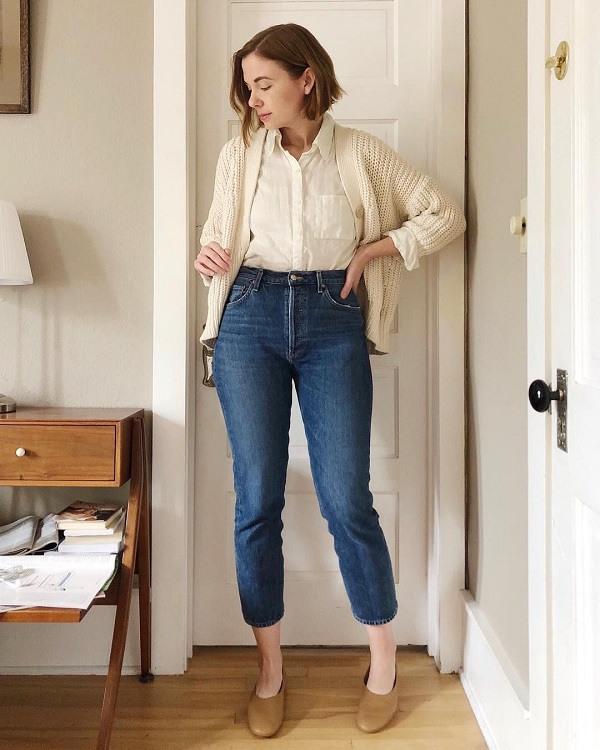 Weißes Hemd mit braunem Cardigan und Blue Jeans