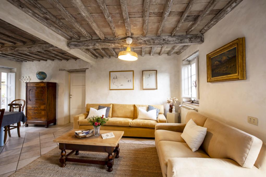 Holz und Beige Wohnzimmer