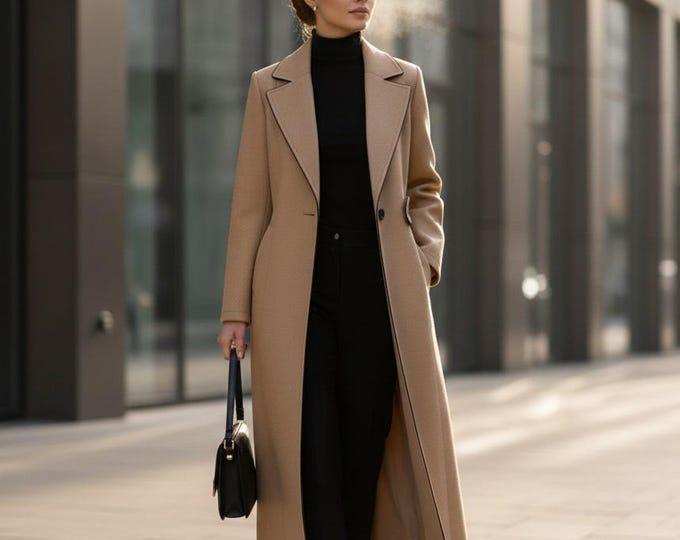 Camelbrauner Wollmantel mit schwarzem Rollkragenpullover