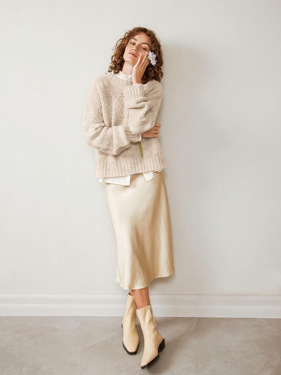 Cremefarbener Wollpullover mit champagnerfarbenem Satinrock